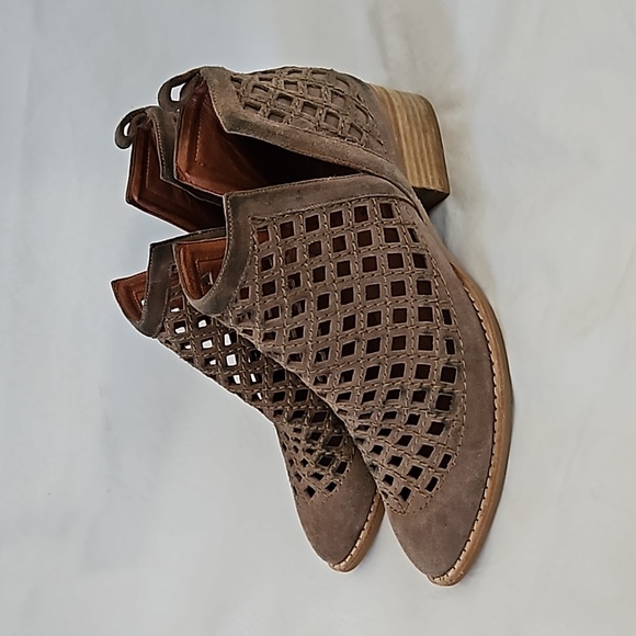 Jeffrey Campbell Taggart Open Weave Cut Out Bootie Suede Beige Tan Size 8 - Picture 7 of 13